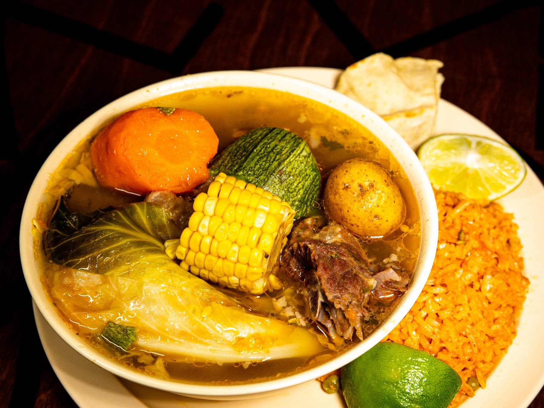 Caldo de res con verduras, arroz rojo y tortilla — El Taco Mañanero